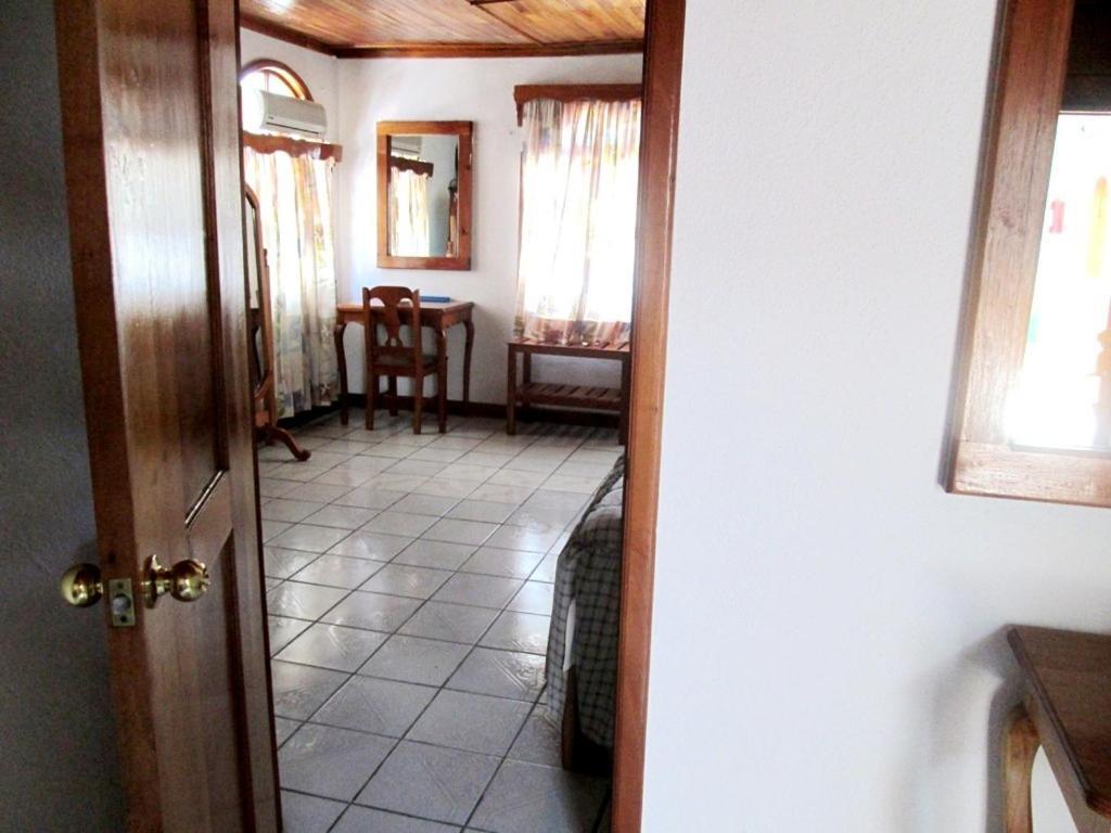 Hotel Guzman ヒリトゥラ 部屋 写真
